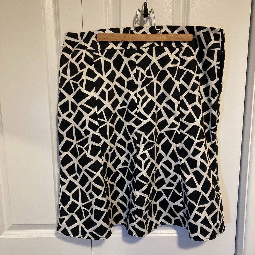#118 Precis Black and White Lined Skirt, Size 14
